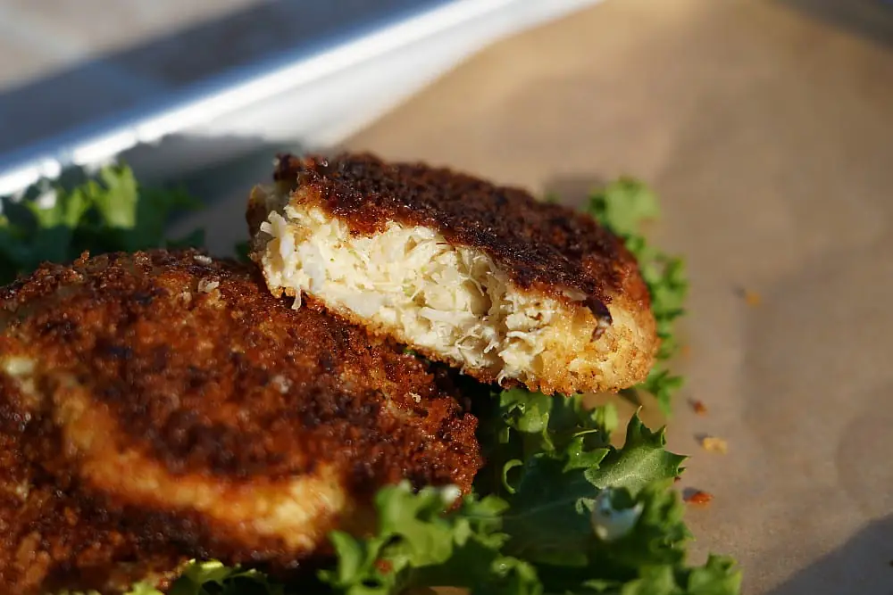 Crab Cakes - die etwas anderen Fischfrikadellen 7 Anbiss eines Crab Cakes