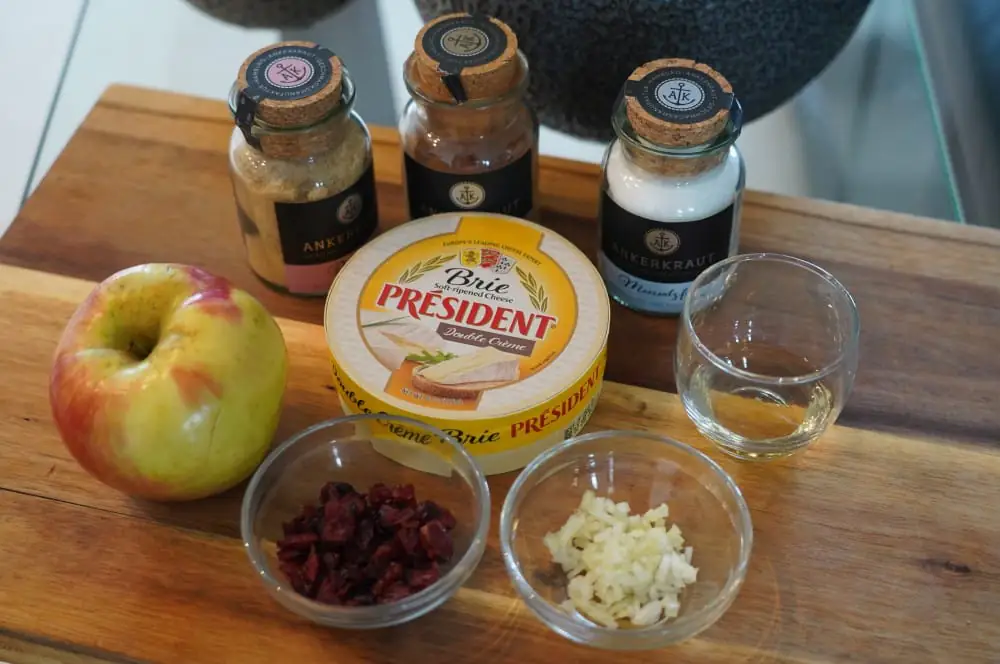 Geplankter Brie mit Apfel-Cranberry-Topping 1 Alle Zutaten für den geplankten Brie auf einen Blick