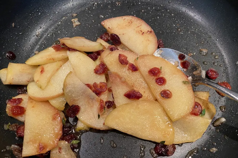 Geplankter Brie mit Apfel-Cranberry-Topping 2 Das Apfel-Cranberry-Topping wird zubereitet
