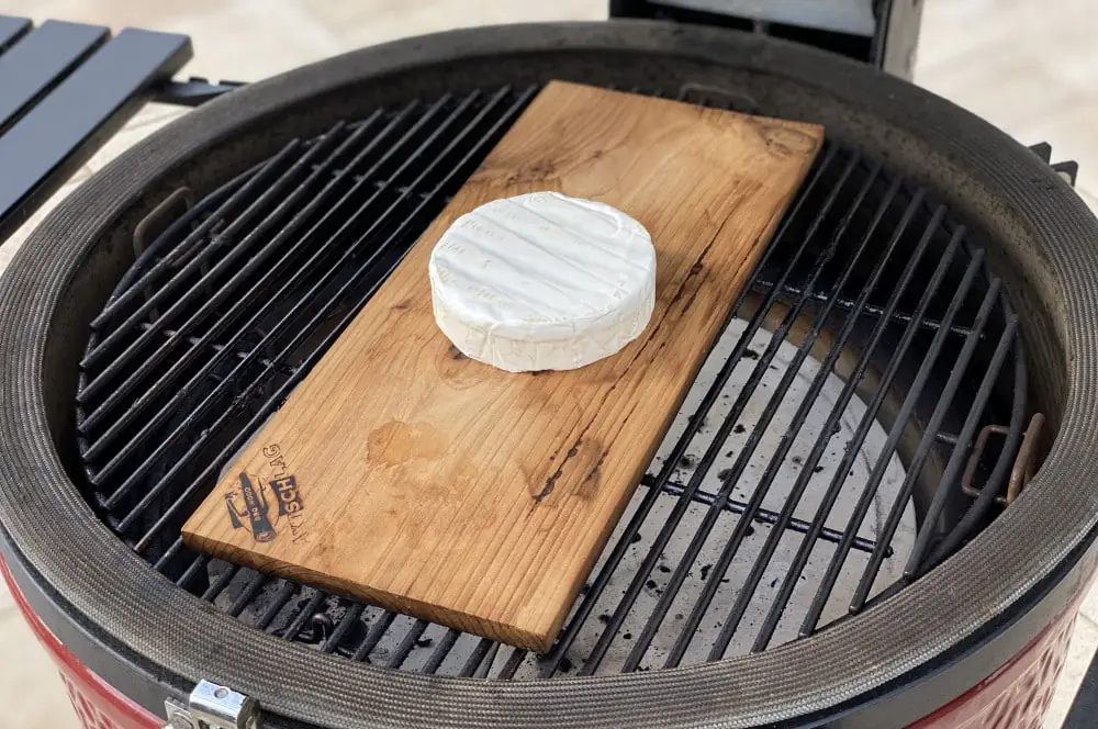 Geplankter Brie mit Apfel-Cranberry-Topping 3 Der Brie wird für 10 Minuten auf einer Planke indirekt erhitzt