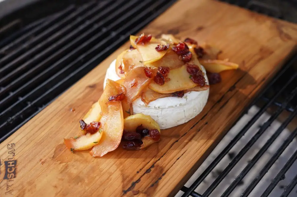 Geplankter Brie mit Apfel-Cranberry-Topping 4 Nach 15 Minuten wird der geplankte Brie vom Grill genommen