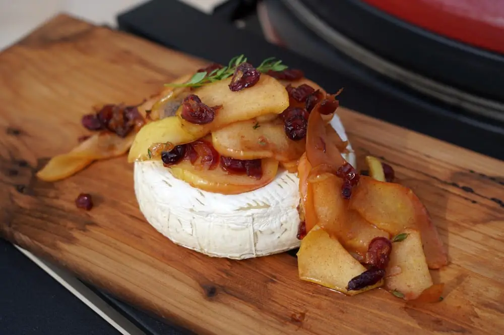 Geplankter Brie mit Apfel-Cranberry-Topping 5 Geplankter Brie vom Kamado Joe Classic II Keramikgrill