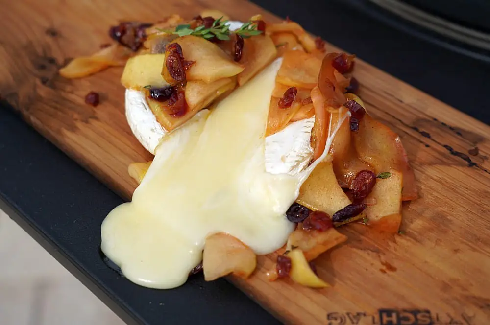 Geplankter Brie mit Apfel-Cranberry-Topping 6 Der flüssige Brie läuft von der Planke