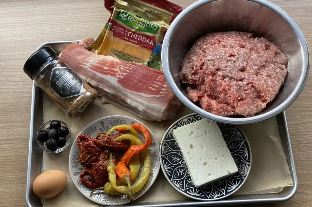 Griechische Bacon Bomb mit Feta, Oliven und getrockneten Tomaten 1 Alle Zutaten für die griechische Bacon Bomb auf einen Blick
