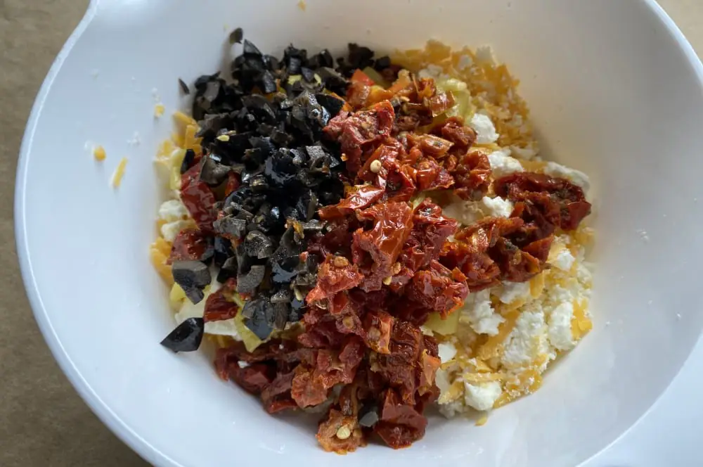 Griechische Bacon Bomb mit Feta, Oliven und getrockneten Tomaten 2 Die Füllung für die griechische Bacon Bomb wird zubereitet