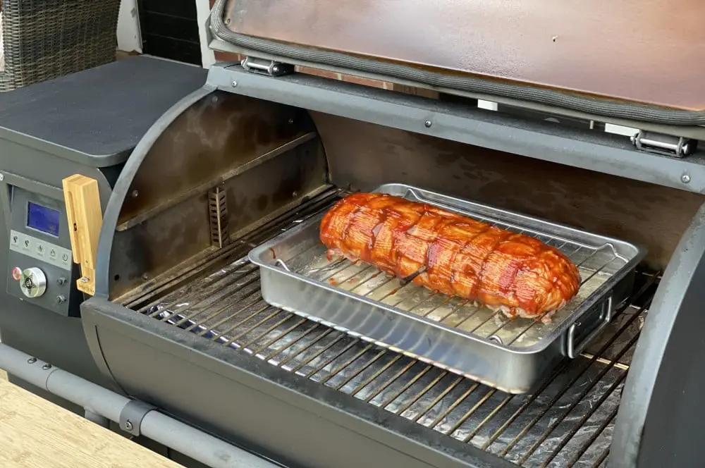 Griechische Bacon Bomb mit Feta, Oliven und getrockneten Tomaten 8 Nach 50 Minuten wird die Bacon Bomb glasiert