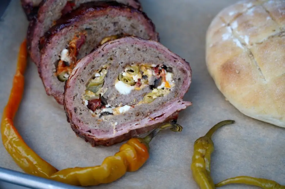 Griechische Bacon Bomb mit Feta, Oliven und getrockneten Tomaten 9 Griechische Bacon Bomb mit Feta, Oliven, Peperoni und getrockneten Tomaten