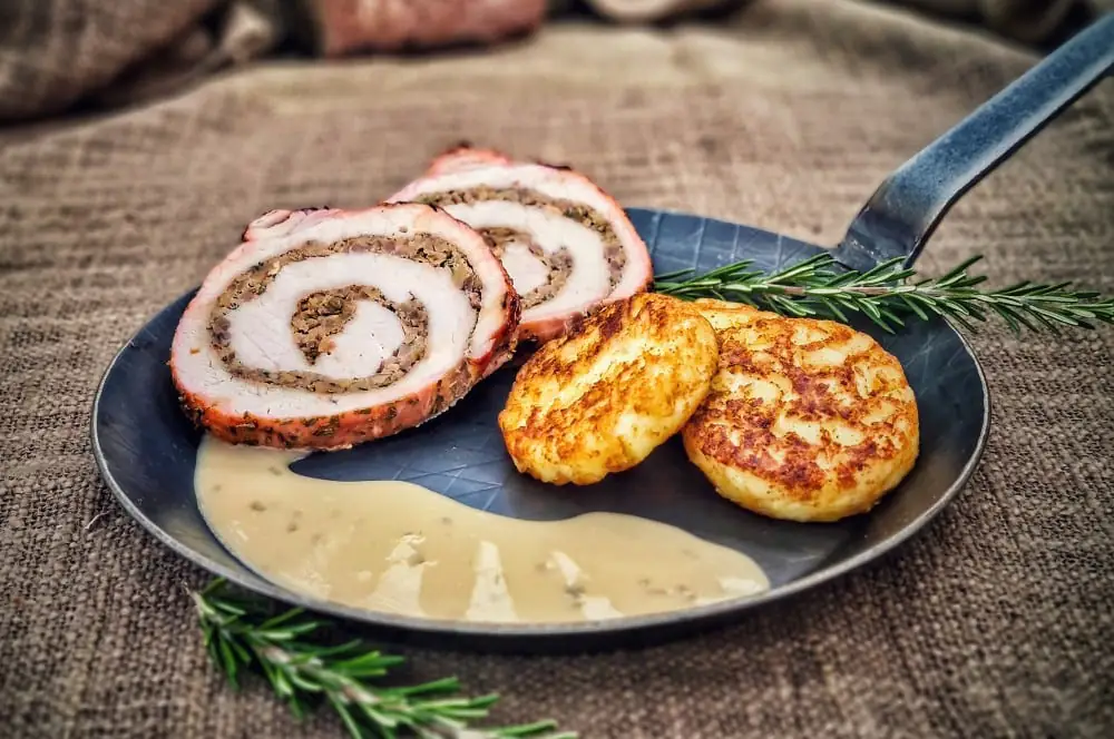 Steinpilz-Maronen-Rollbraten mit Rosmarin 6 Steinpilz-Maronen-Rollbraten mit Rosmarinsauce und Rösti