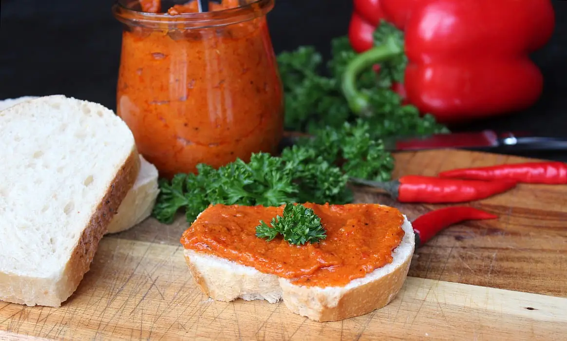 Ajvar selber machen - Rezept für den Paprika-Aufstrich vom Balkan pljeskavica-Ajvar selber machen Rezept-Pljeskavica &#8211; Rezept für die gefüllten Hacksteaks vom Balkan
