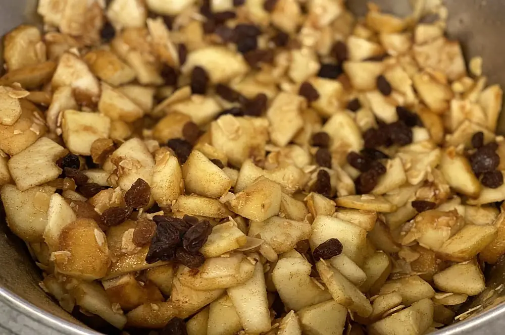 Apfelstrudel - Rezept für den Strudelklassiker aus Österreich 1 Die Füllung für den Apfelstrudel wird vorbereitet