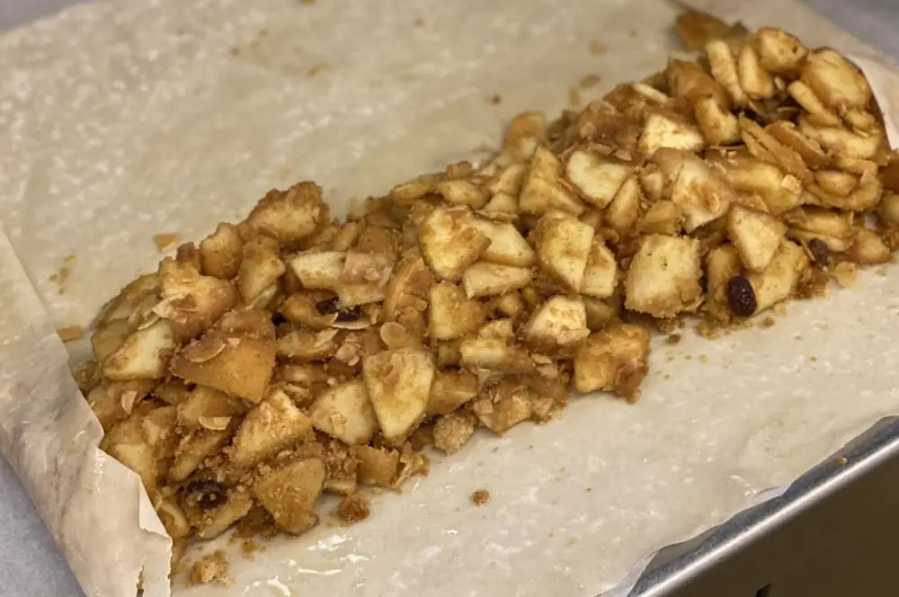 Apfelstrudel - Rezept für den Strudelklassiker aus Österreich 3 Die Apfelfüllung wird aufgebracht und die Ränder werden über die Füllung geschlagen