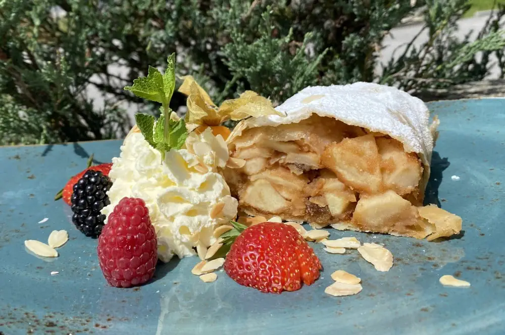 Apfelstrudel - Rezept für den Strudelklassiker aus Österreich 6 Apfelstrudel mit Sahne und frischen Früchten