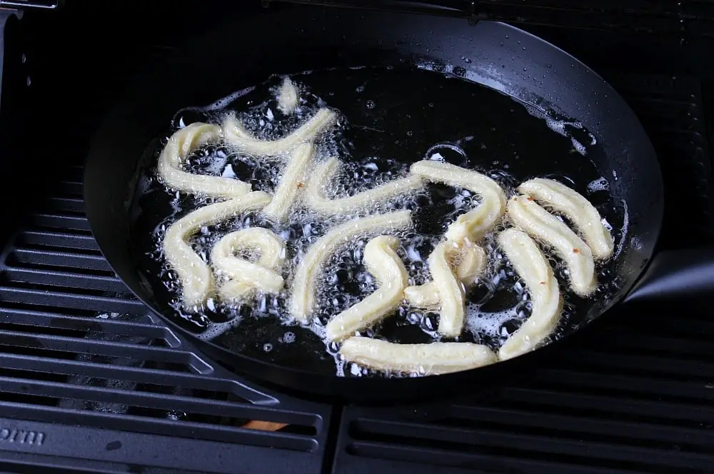 Churros selber machen - Rezept für das spanische Fettgebäck 5 Die Churros werden im heißen Öl frittiert