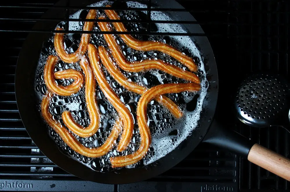 Churros selber machen - Rezept für das spanische Fettgebäck 6 Die Churros werden 2-3 Minuten im heißen Fett gebacken