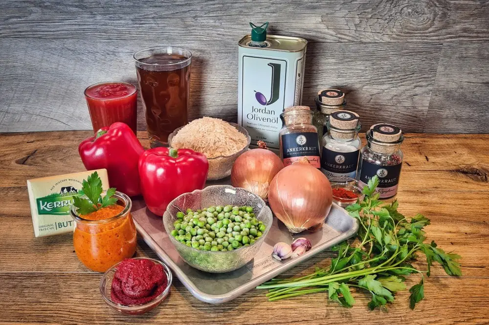 Djuvec Reis - Rezept für den Gemüsereis mit Paprika, Ajvar und Erbsen 1 Alle Zutaten für Djuvec Reis auf einen Blick