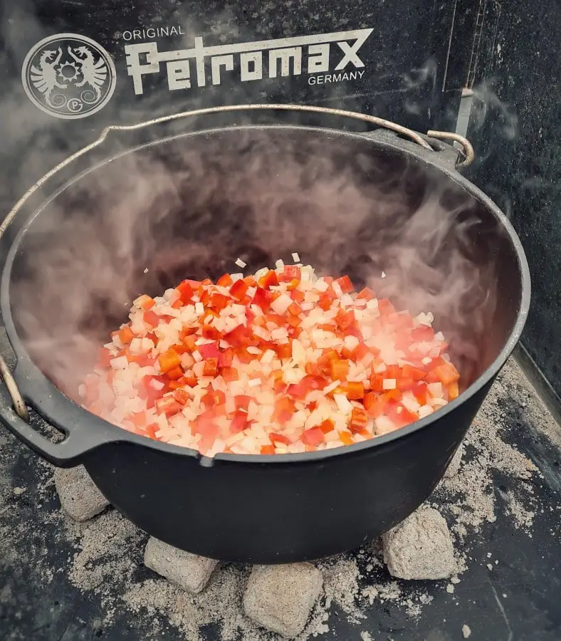 Djuvec Reis - Rezept für den Gemüsereis mit Paprika, Ajvar und Erbsen 2 Das Gemüse wird im Dutch Oven angeröstet
