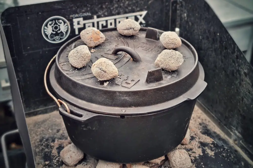 Djuvec Reis - Rezept für den Gemüsereis mit Paprika, Ajvar und Erbsen 3 Wir bereiten den Djuvec Reis im Dutch Oven zu
