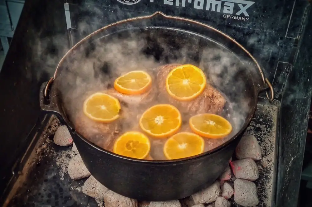 Die Entenkeulen werden mit Orangenscheiben bedeckt