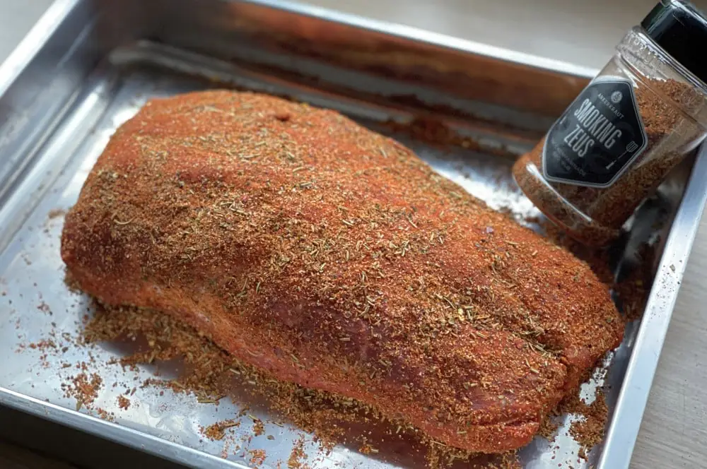 Griechisches Pulled Pork "Smoking Zeus" 2 Der Schweinenacken wird mit Smoking Zeus gewürzt