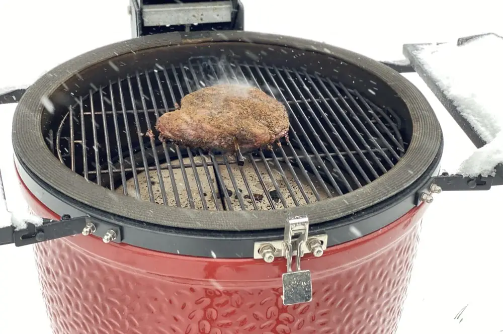 Hirsch-Pastrami aus der Keule 10 Das Hirsch-Pastrami wird im Kamado Joe Keramikgrill geräuchert