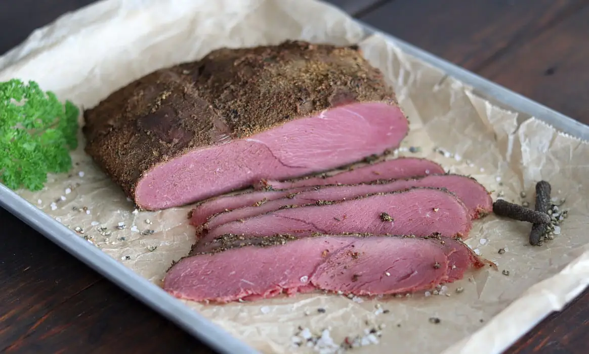Hirsch-Pastrami aus der Keule | BBQPit.de pastrami-grilled-cheese-sandwich-Hirsch Pastrami-Pastrami-Grilled-Cheese-Sandwich mit Scamorza und Balsamico-Zwiebeln