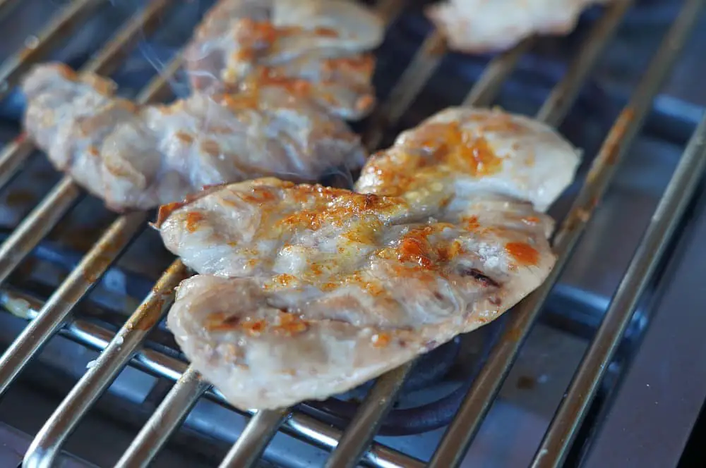 Die Fettauflage karamellisiert beim Grillen