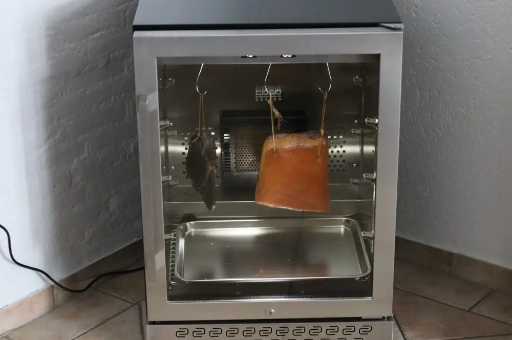 Rehschinken - Wildschinken selber machen 6 Der Rehschinken wird in den CASO DryAged Master 125 gehangen