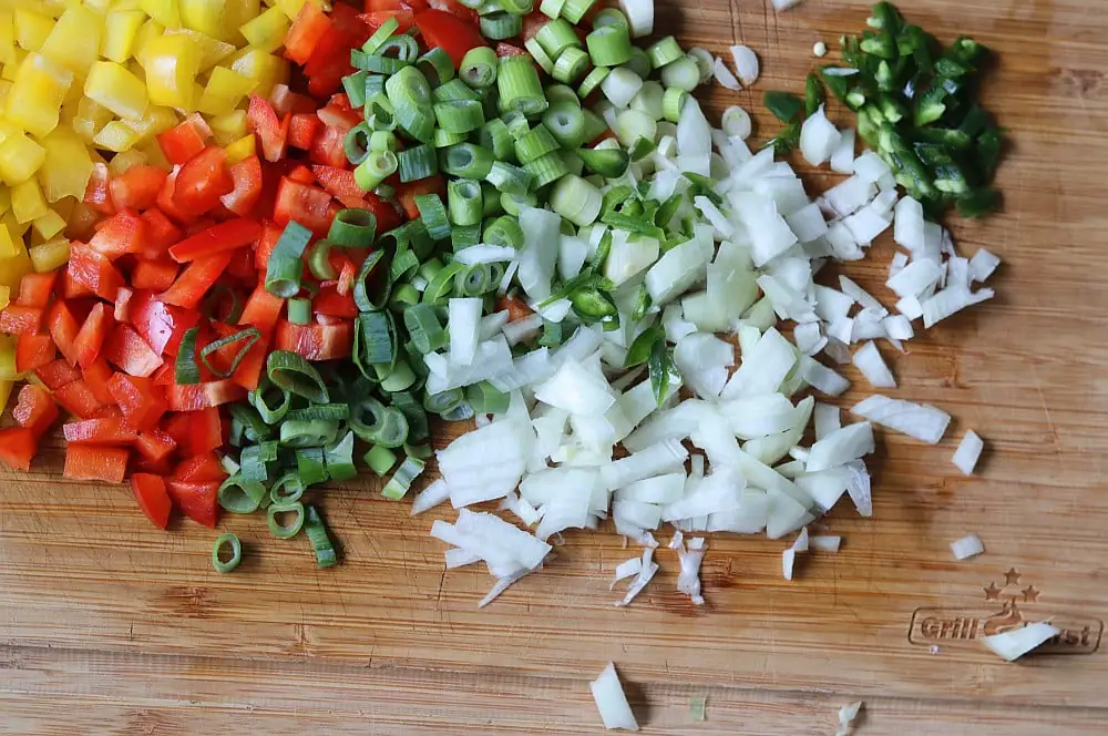 Gefüllter Tafelspitz mit Paprika, Frühlingszwiebeln und Käse 2 Das Gemüse wird kleingeschnitten