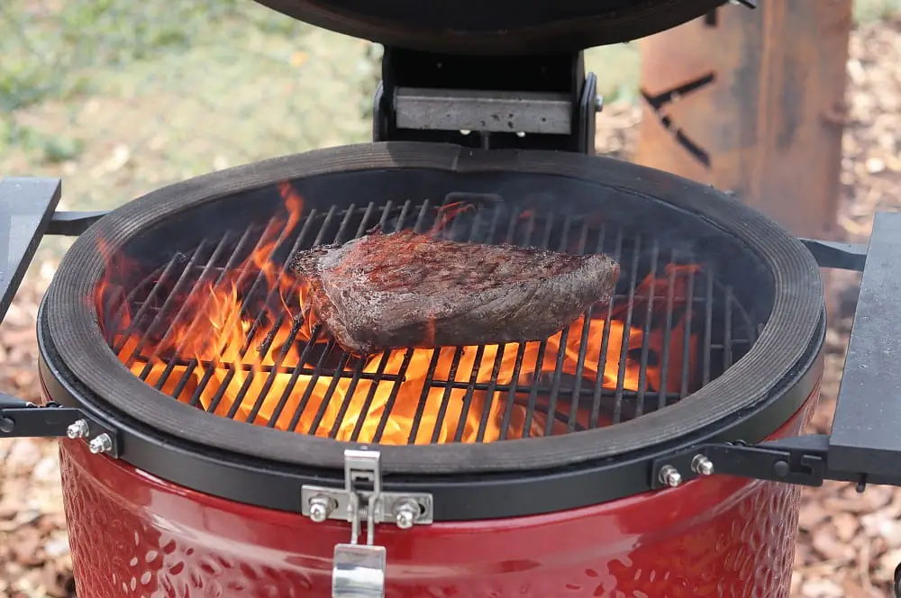 Gefüllter Tafelspitz mit Paprika, Frühlingszwiebeln und Käse 5 Der Tafelspitz wird auf dem Kamado Joe kurz und heiß angegrillt