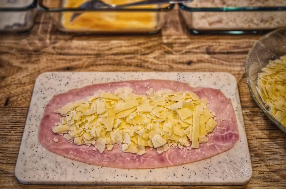 Hähnchen Cordon Bleu 3 Der Käse wird auf dem Kochschinken verteilt