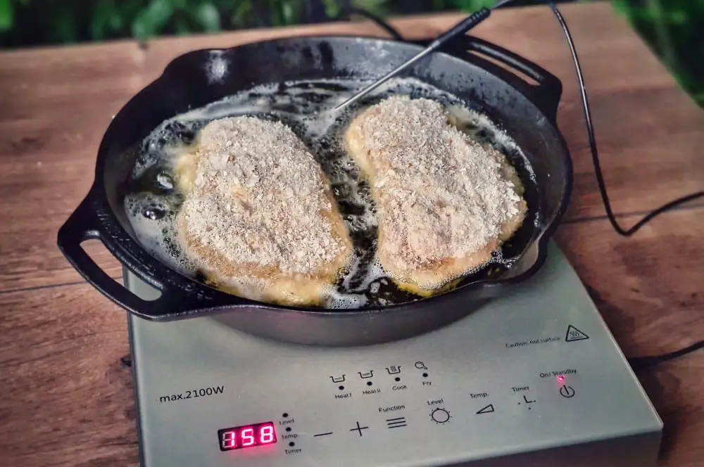 Hähnchen Cordon Bleu 5 Das Hähnchen Cordon Bleu wird in Butterschmalz gebacken