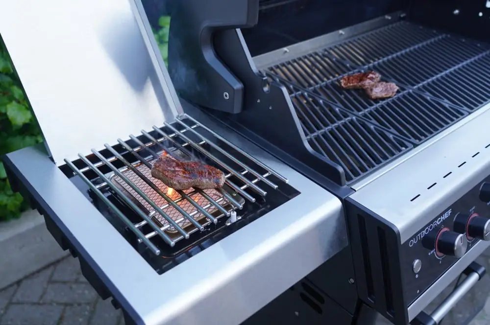 Outdoorchef Blazing Zone - Infrarot-Keramikbrenner für Dualchef-Serie 11 Die Steaks werden in der Garkammer des Dualchefs warm gehalten