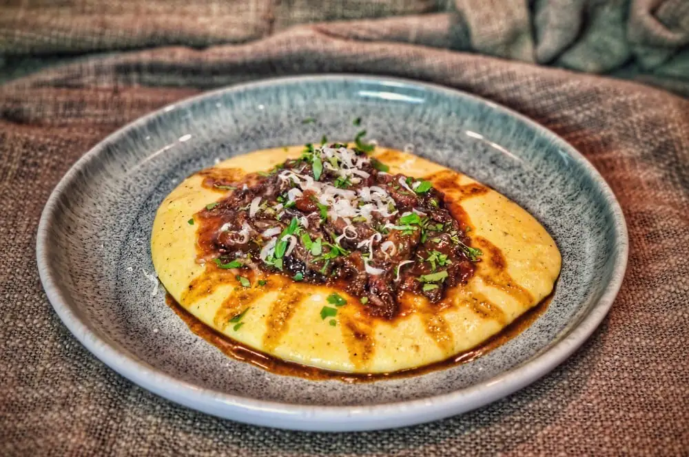 Beef Hammer (gezupfte Rinderwade) auf Polenta
