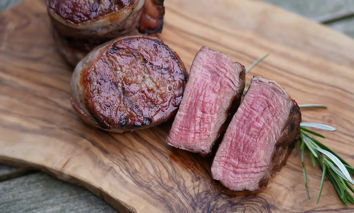 Rinderfilet-Medaillons im Speckmantel | BBQPit.de rinderfiletspieße-Rinderfilet Medaillons Speckmantel-Rinderfiletspieße mit Paprika und Zwiebeln