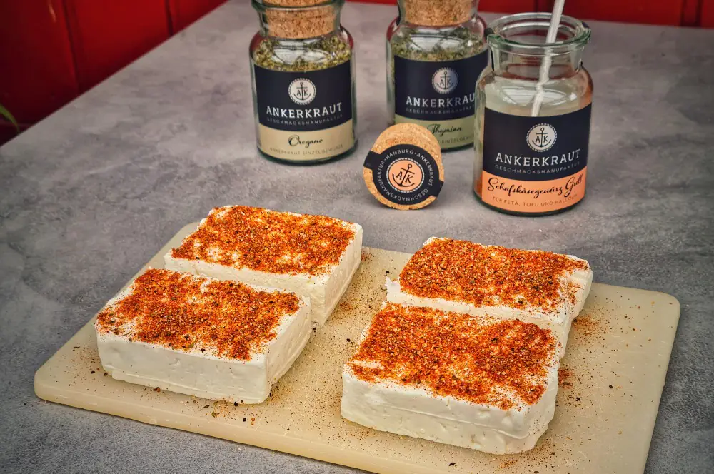 Saganaki - Rezept für gebackenen Feta 2 Der Feta wird gewürzt