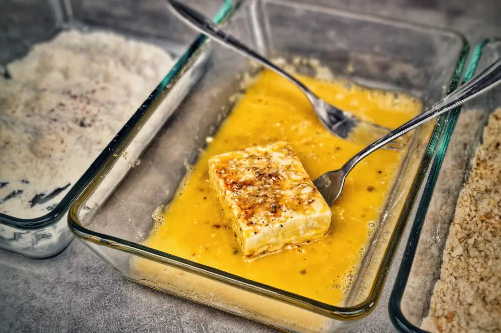 Saganaki - Rezept für gebackenen Feta 3 Der Feta wird paniert