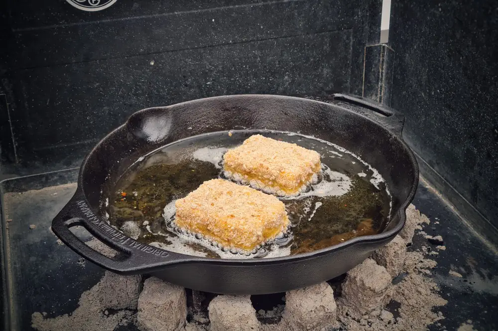 Saganaki - Rezept für gebackenen Feta 4 Saganaki wird in Butterschmalz ausgebacken