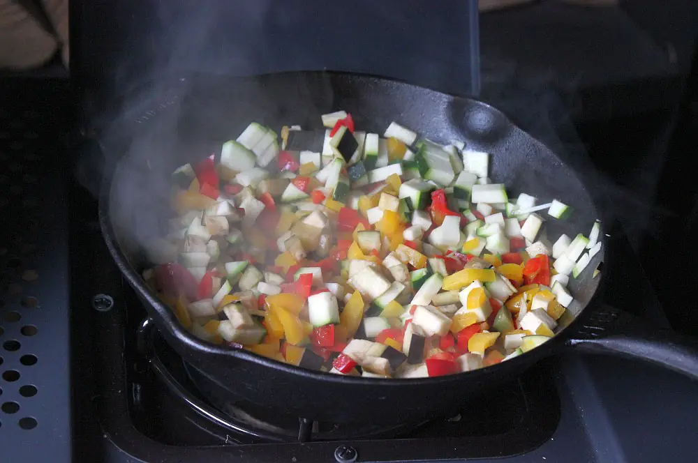 Vegetarische Blätterteigtaschen mit Gemüse & Feta 2 Das gewürfelte Gemüse wird angebraten