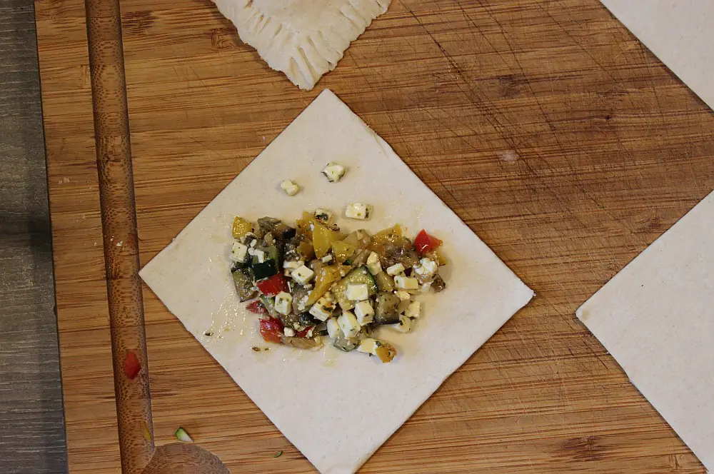 Vegetarische Blätterteigtaschen mit Gemüse & Feta 3 Der Blätterteig wird mit dem angebratenen Gemüse belegt