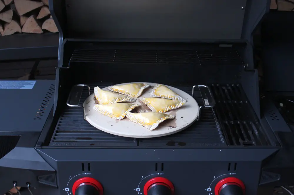 Vegetarische Blätterteigtaschen mit Gemüse & Feta 4 Vegetarische Blätterteigtaschen auf dem Pizzastein