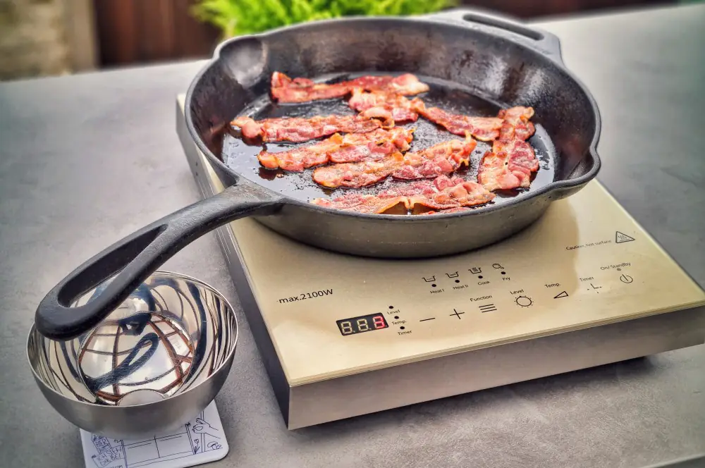 Der Bacon wird in einer Pfanne ausgelassen
