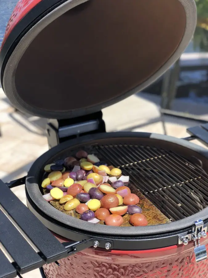Gegrillter Kartoffelsalat mit bunten Kartoffeln 2 Die Kartoffeln werden auf dem Speckstein gegrillt