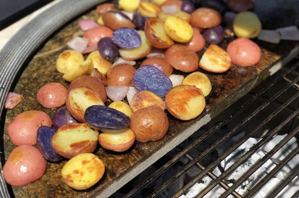 Gegrillter Kartoffelsalat mit bunten Kartoffeln 3 Wenn die Kartoffeln Röstaromen bekommen haben, werden sie vom Grill geholt