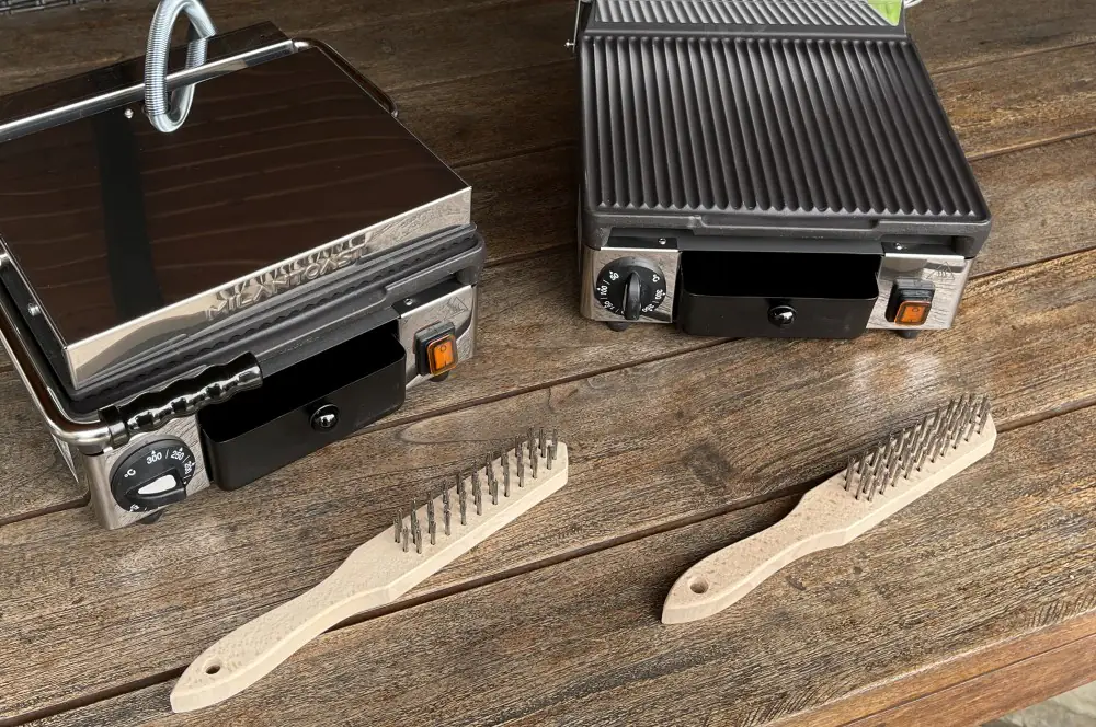 Milantoast Kontaktgrill im BBQPit-Test 14 Eine Drahtbürste zur Reinigung gehört zum Lieferumfang