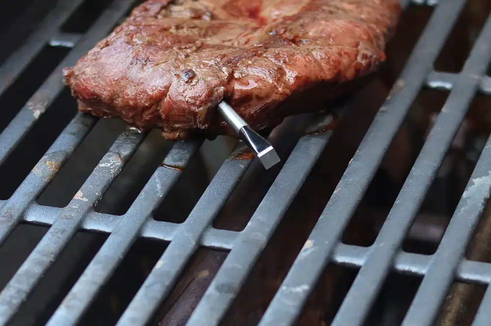 Vegas Strip Steak mit Zwiebelsauce 5 Das Steak wird auf dem Weber Genesis II EX-335 GBS mit dem MEATER+ gegrillt