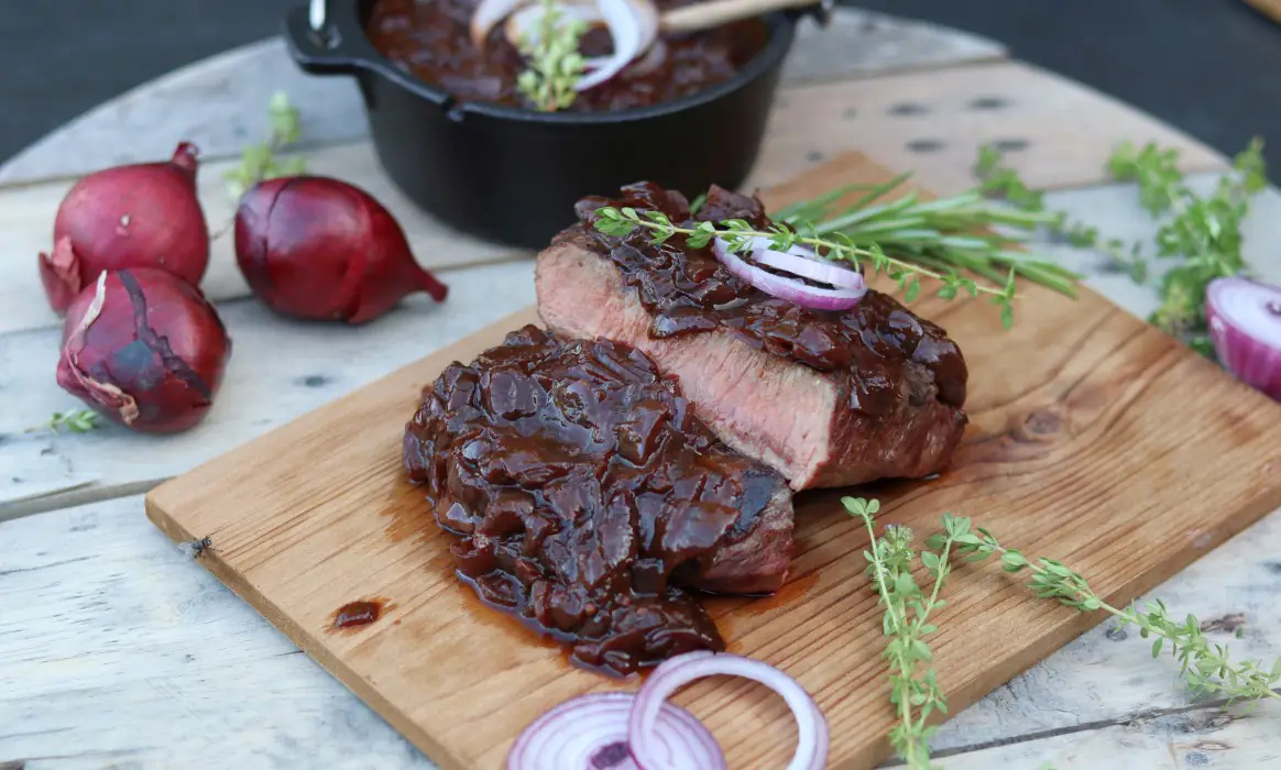 Vegas Strip Steak mit Zwiebelsauce | BBQPit.de zwiebelsauce-Vegas Strip Steak-Zwiebelsauce schnell und einfach selber machen