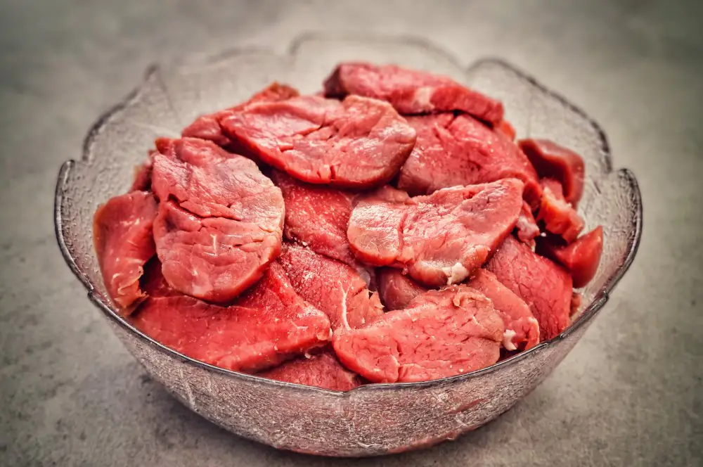 Züricher Geschnetzeltes - Rezept für Kalbsgeschnetzeltes 2 Das Kalbsfilet wird in dünne Scheiben geschnitten