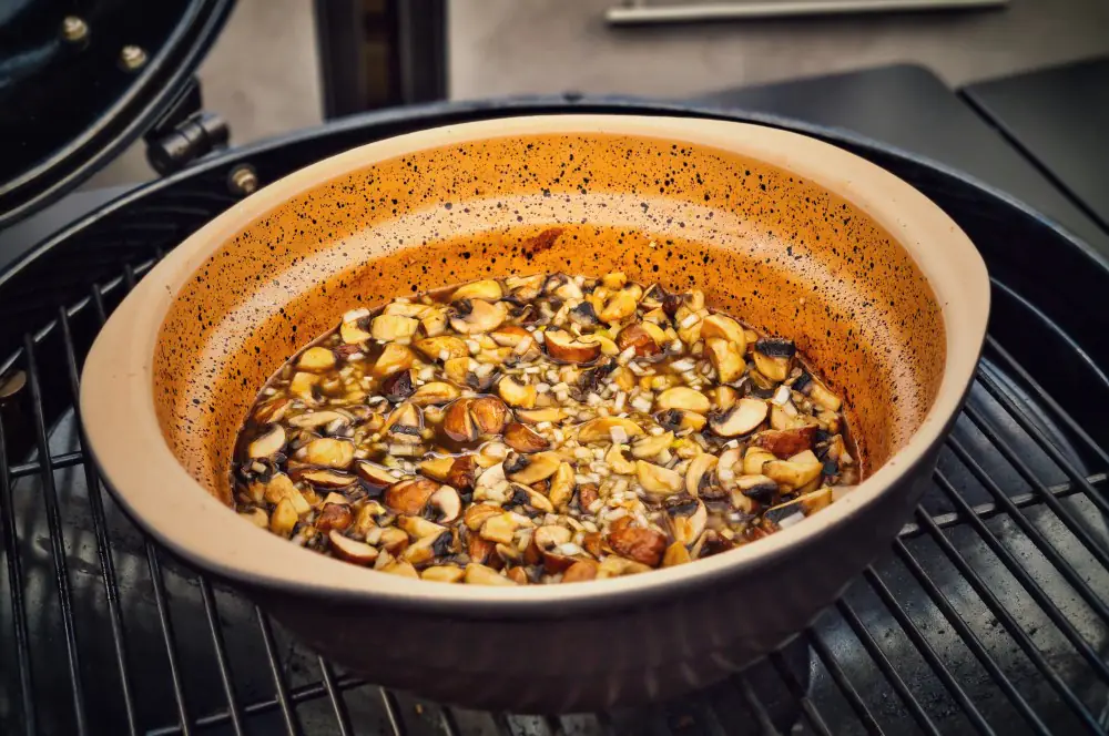 Züricher Geschnetzeltes - Rezept für Kalbsgeschnetzeltes 5 Das Gemüse wird mit Weißwein abgelöscht