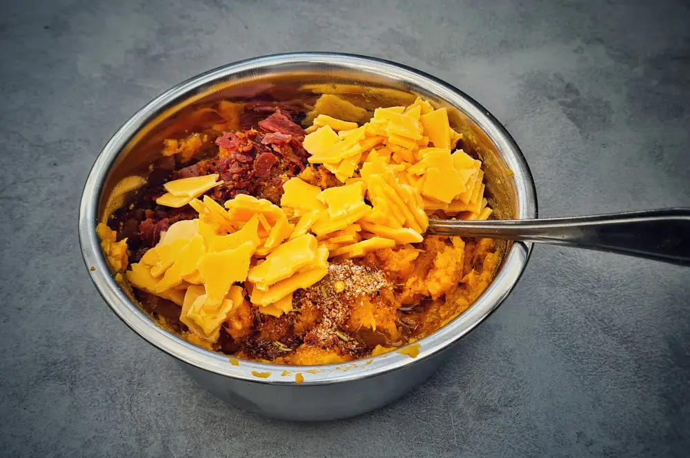 Gefüllte Süßkartoffeln mit Cheddar und Bacon 5 Die Füllung der Süßkartoffeln wird vorbereitet