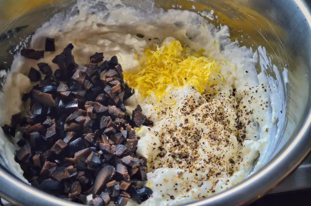 Überbackene Kartoffeln mit Oliven-Rosmarin-Creme 2 Die Oliven-Rosmarin-Creme wird zubereitet
